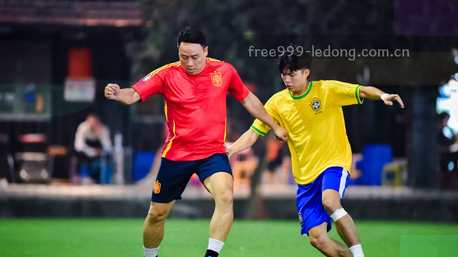 夜间暗光环境下的数据面板与筛选控件抽象界面，无人脸出现